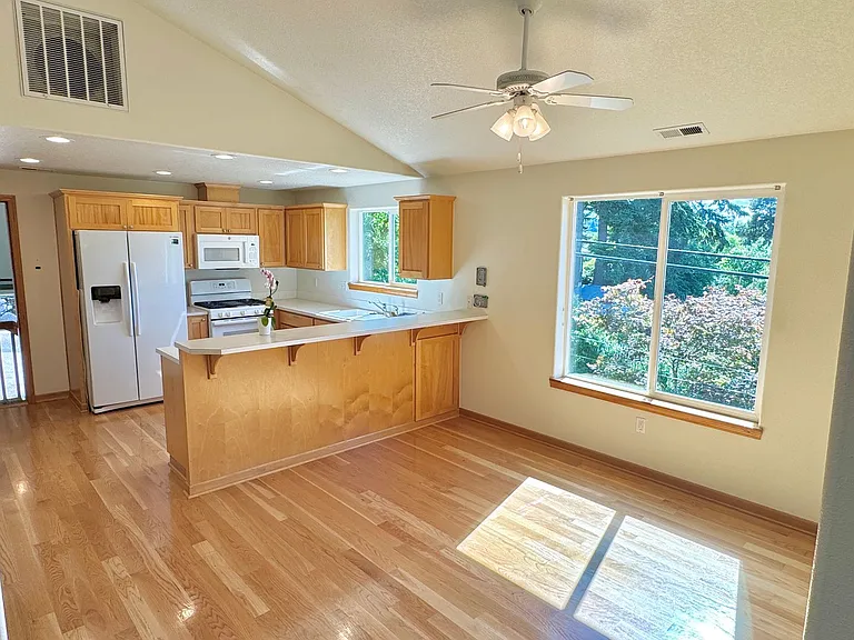 8702 NE Glisan St — Photo 3