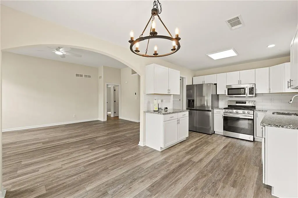 3 bed, 2.0 bath, 1394 sqft, $2,000 — Photo 3