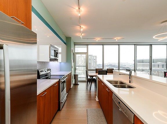 4th image of 1629 S Prairie Ave #901