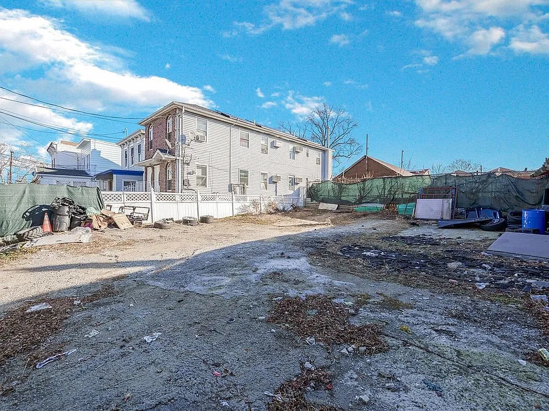 10601 Liverpool St photo 1