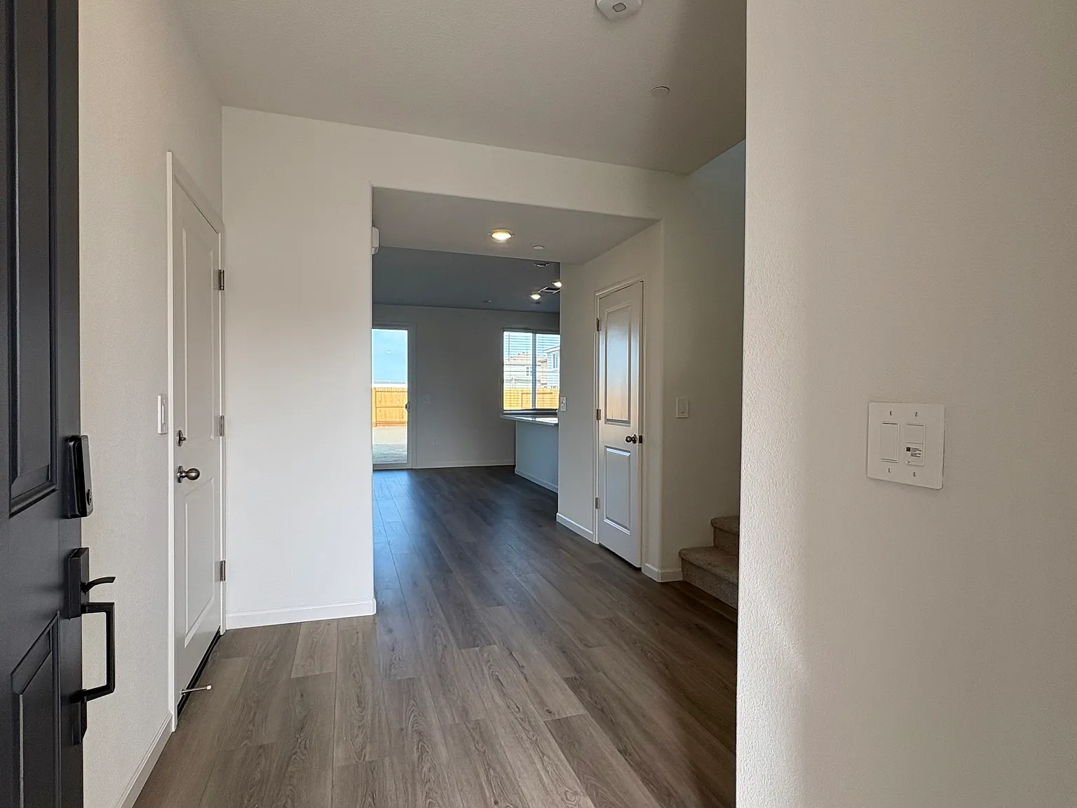 4 bed, 2500 sqft, $3,100 — Photo 2