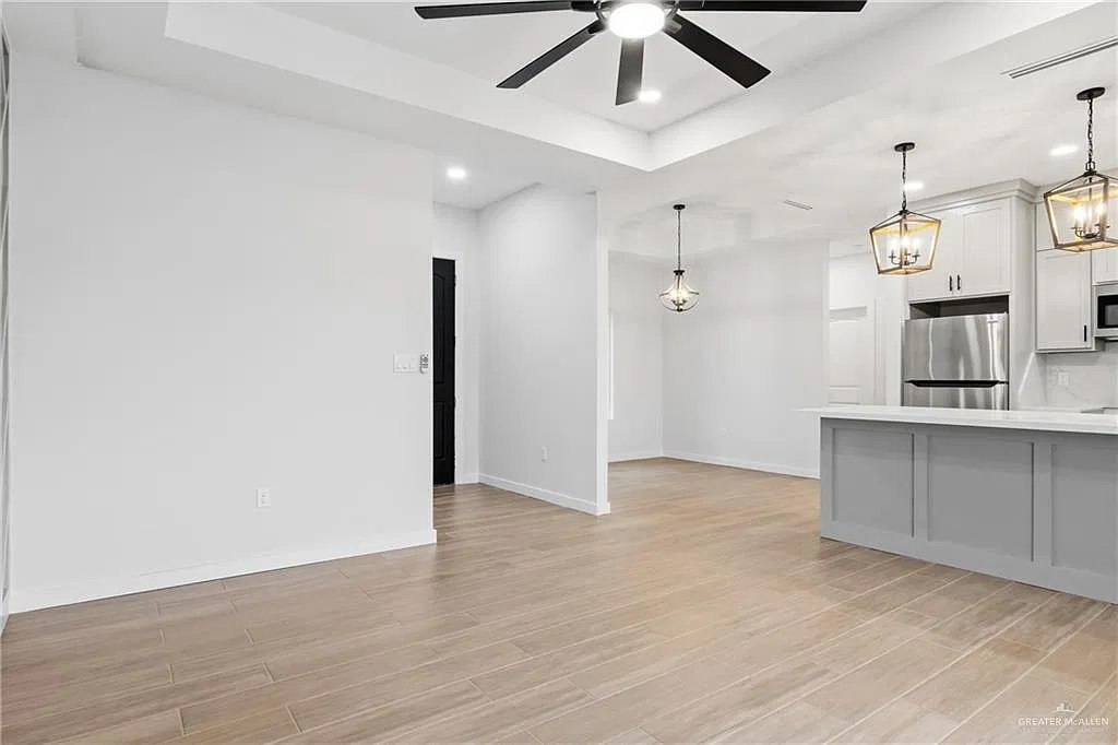 3 bed, 2.0 bath, 1227 sqft, $2,000 — Photo 3