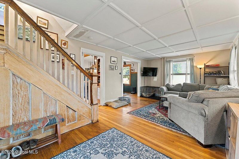 5th image of 16 Murdock Avenue