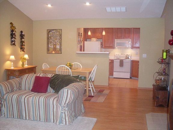 Open Great Room w/laminate floor