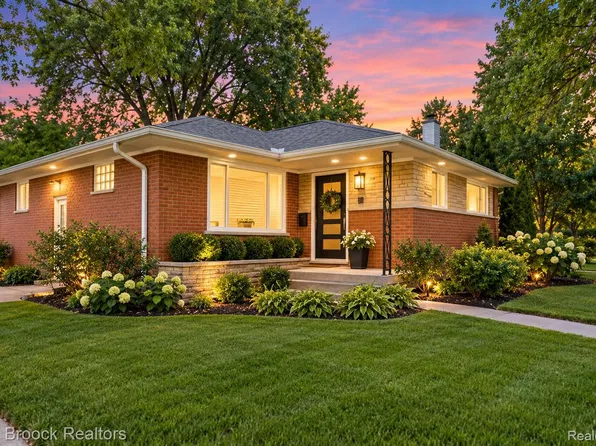 24601 Ridgedale St, Oak Park, MI 48237
