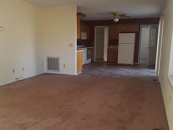5th image of 33 Saint Anthony Dr