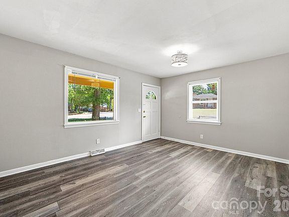 4th image of 305 Scoggins St