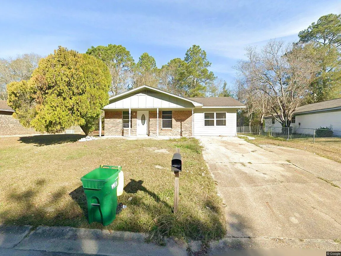 4 bed, 1300 sqft, $1,800 — Photo 1