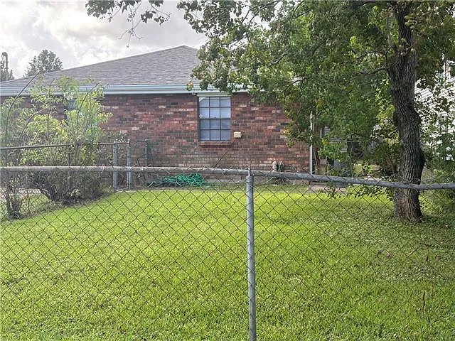 3 bed, 2.0 bath, 1094 sqft, $1,800 — Photo 2
