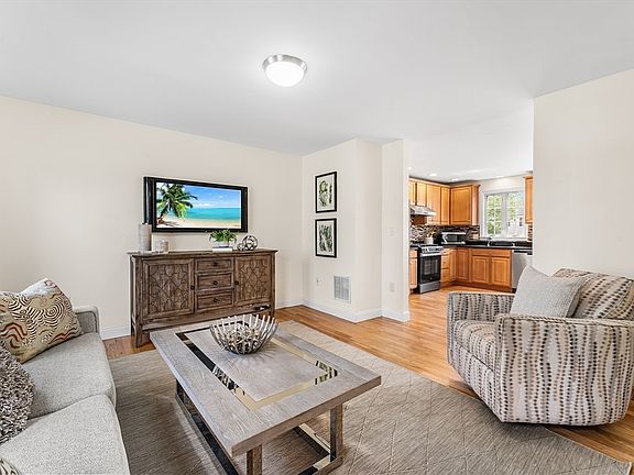 3rd image of 30 Russell St Unit 5