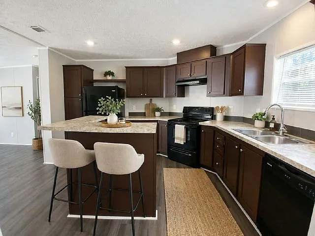 3 bed, 2.0 bath, 1120 sqft, $1,940 — Photo 3