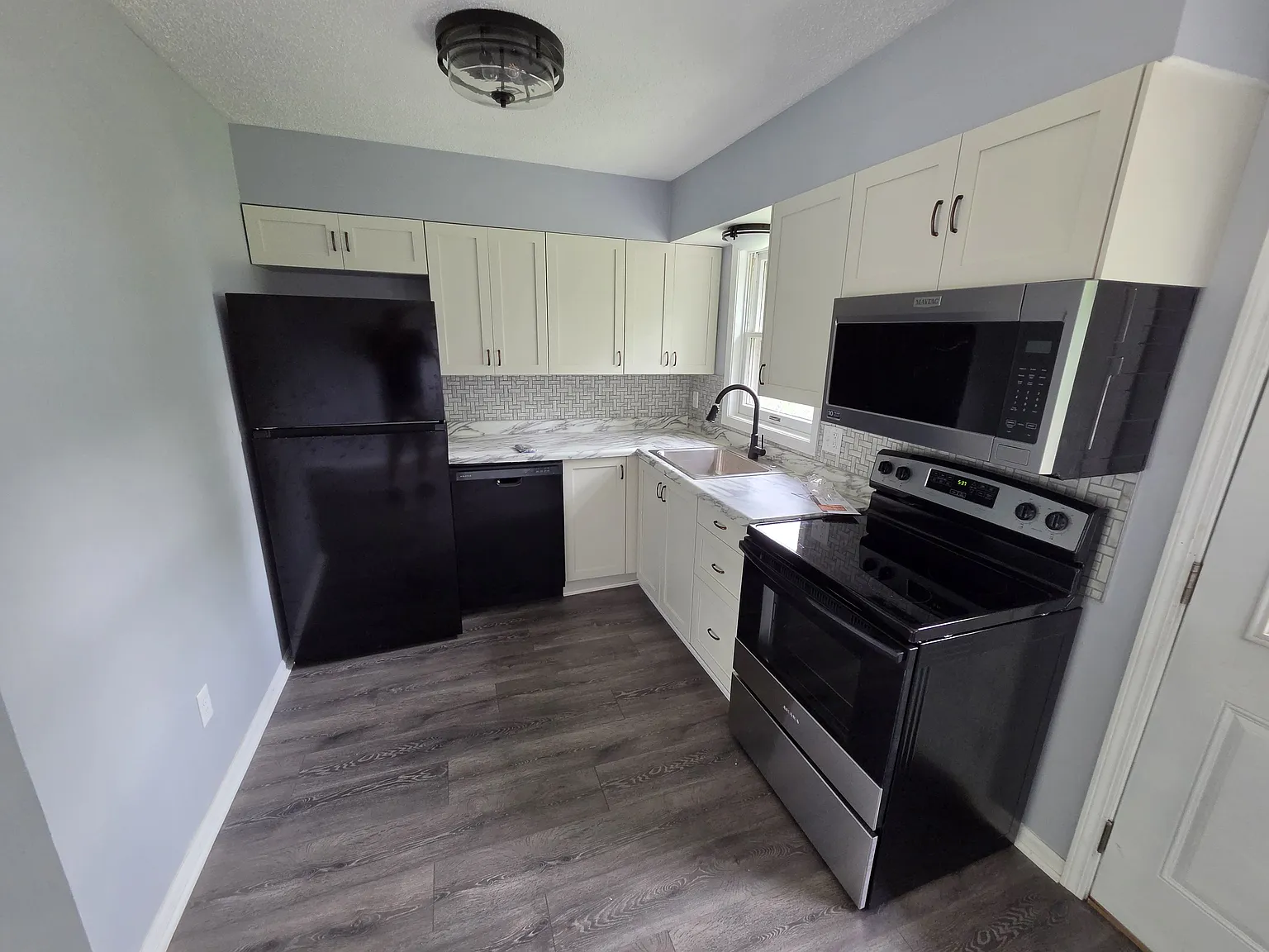 2 bed, 1.5 bath, 650 sqft, $1,200 — Photo 2