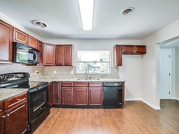 3rd image of 409 Satsuma Dr