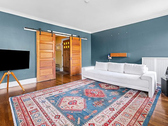 5th image of 629 W Buckingham Pl APT 3E