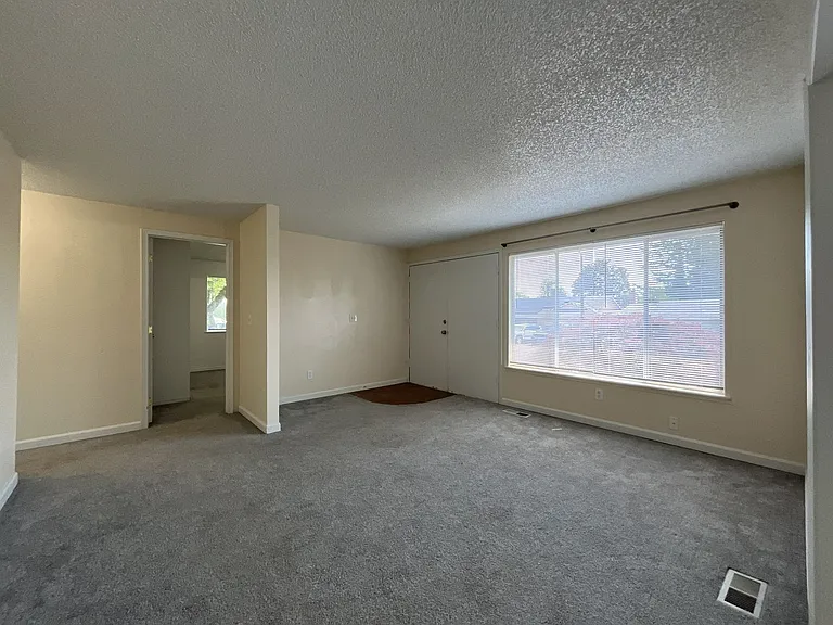 687 SE Barnes Ave — Photo 17
