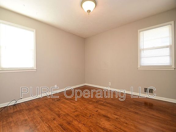 4th image of 2215 Fifty Avenue Cres