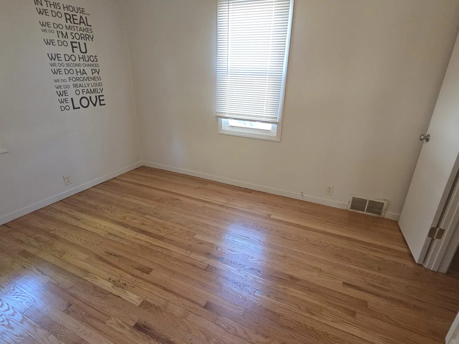 4 bed, 1255 sqft, $2,000 — Photo 4