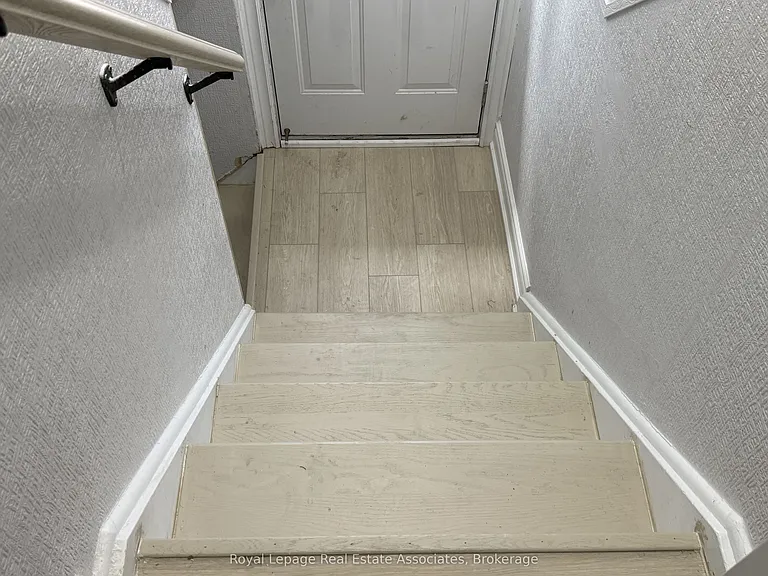 60 Toby Cres #LOWER — Photo 16