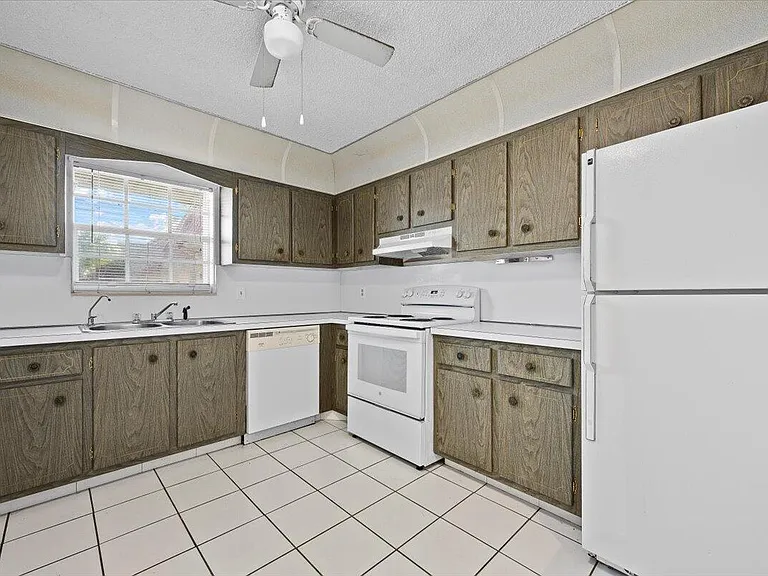 102 Amherst Ln — Photo 5