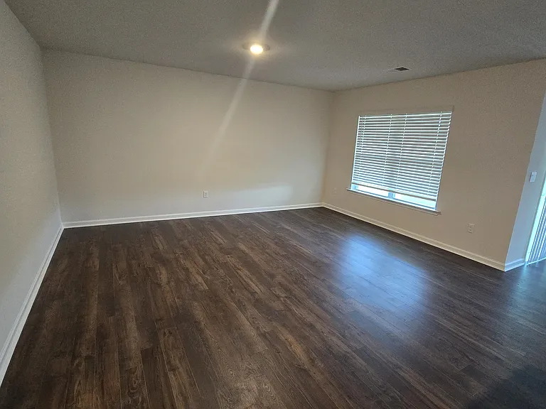 820 Wolverine Ln — Photo 2