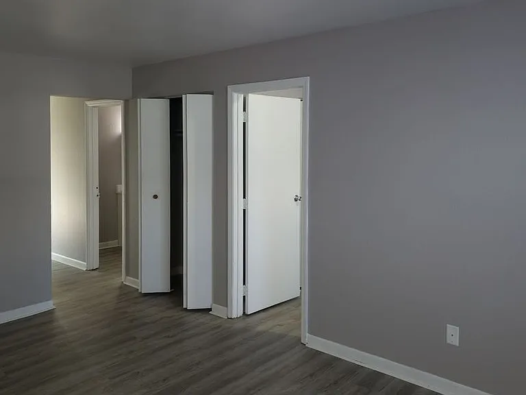 307 N Prairieview Rd — Photo 4