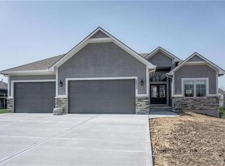 18704 Deer Run St, Spring Hill, KS 66083