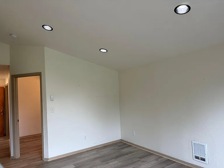 12207 Avondale Rd NE — Photo 4