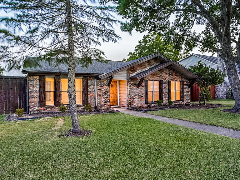2700 Chancellor Dr — Photo 2