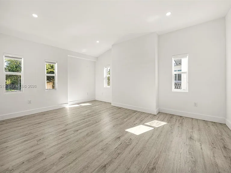 3166 Royal Palm Ave — Photo 16
