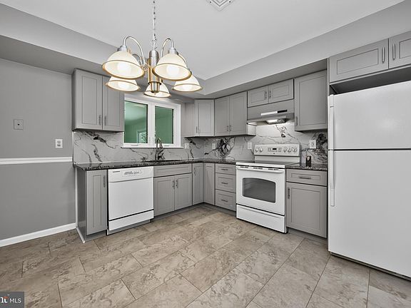 3rd image of 527 Oriole Dr