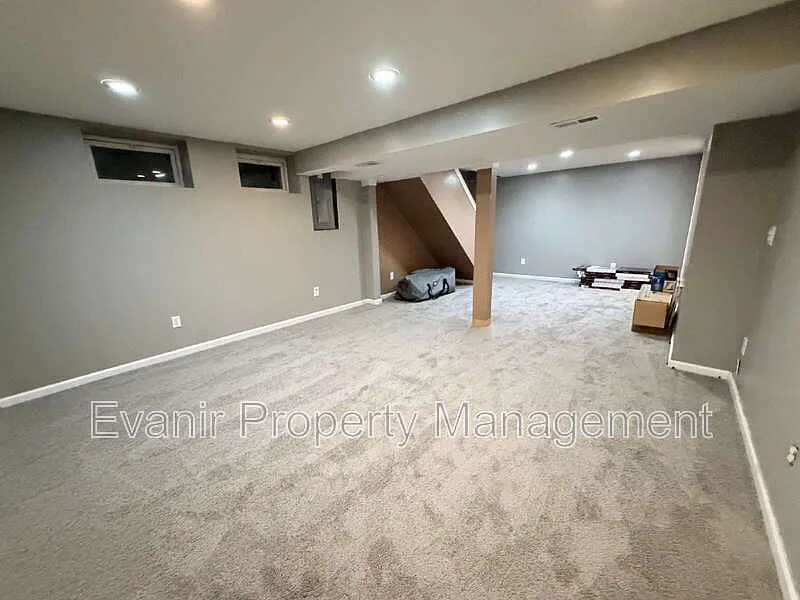 3 bed, 3.0 bath, 1823 sqft, $2,300 — Photo 3
