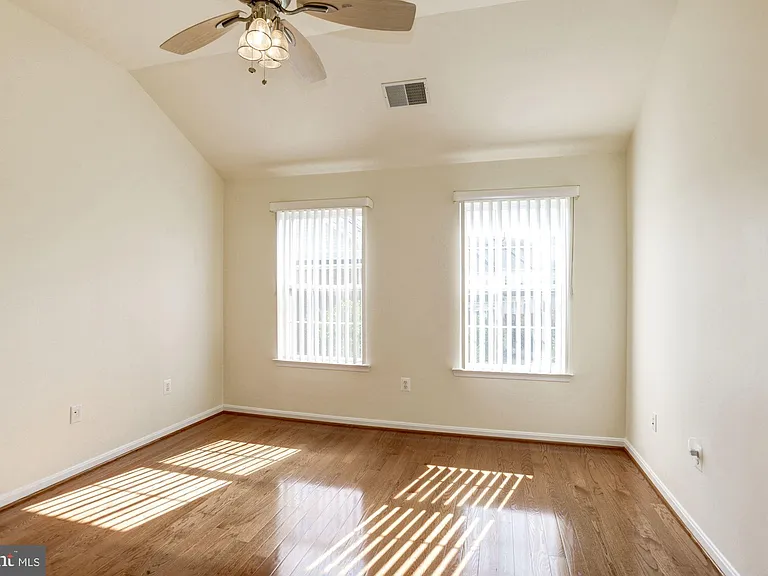 750 Monument Ave — Photo 27