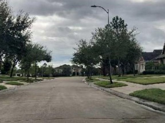 Exterior Neighborhood (street photo)