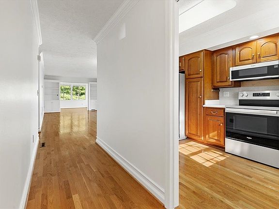 4th image of 121 Greenbrier Dr