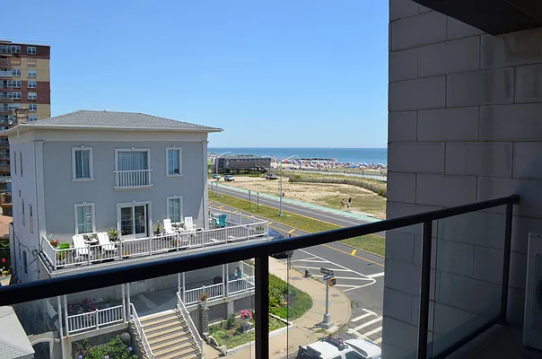 Sold by Carolyn C Redmond, LREB | media 21
