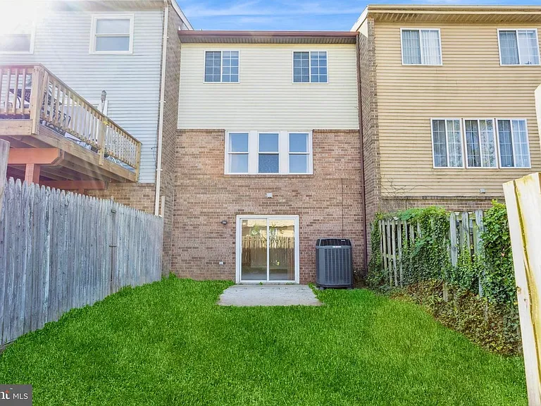 8 Tatler Pl — Photo 42