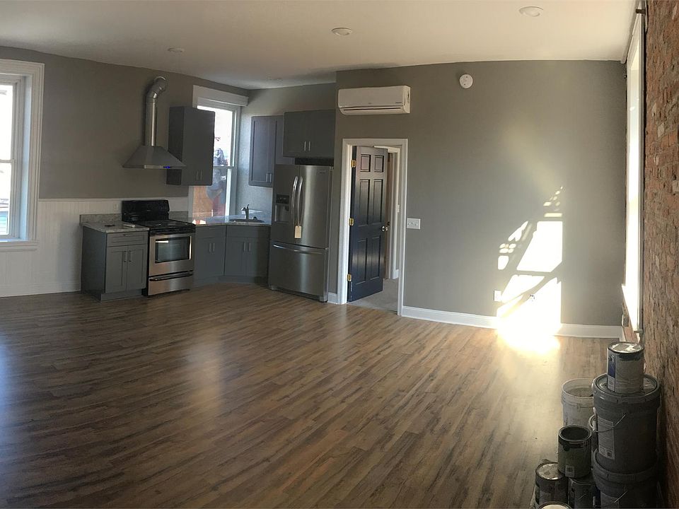 2nd image of 602 W King St #6
