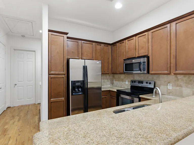 1303 Sherwood Point Ln — Photo 18