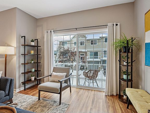 5th image of 588 Willoughby Way W
