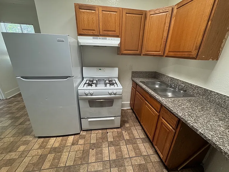 127 N Burlington Ave #C — Photo 12
