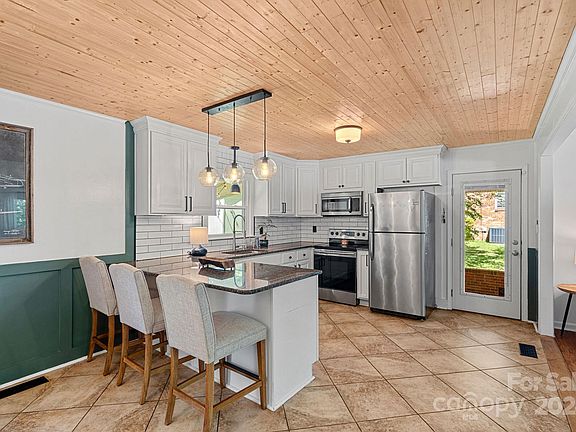 4th image of 939 E Iredell Ave