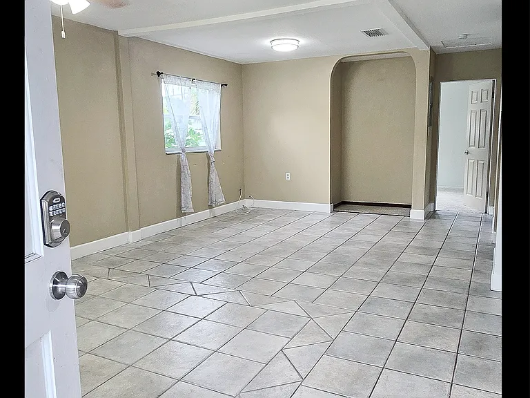 2904 Sanka Dr — Photo 2