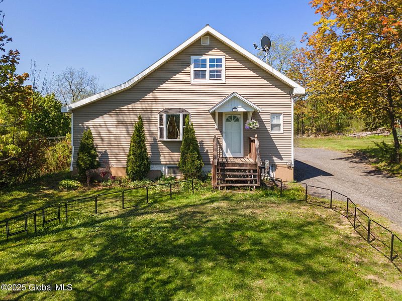 2nd image of 1722 Grovenors Corners Road