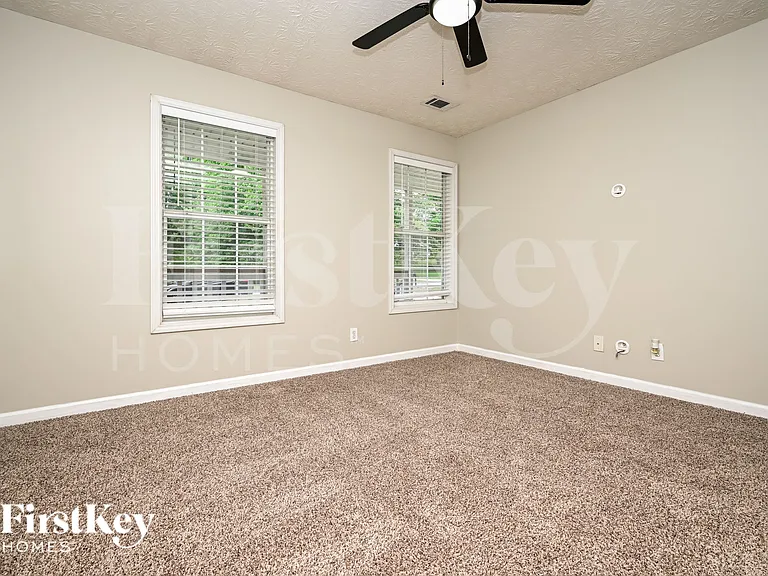 724 Westbury Dr — Photo 15