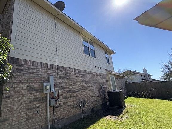 3rd image of 14308 Rocky Briar Ln