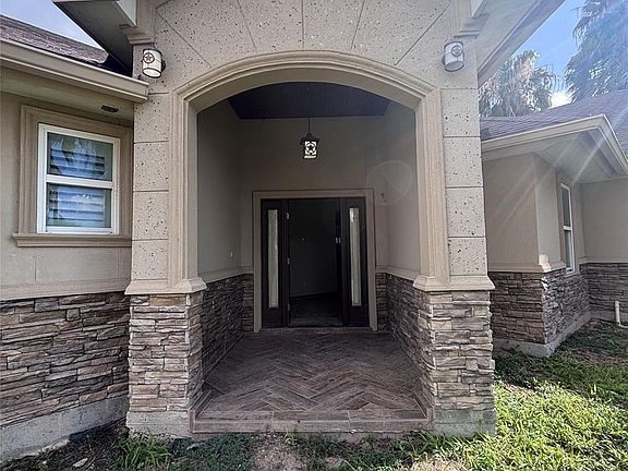 2nd image of 1001 Harbor Ln