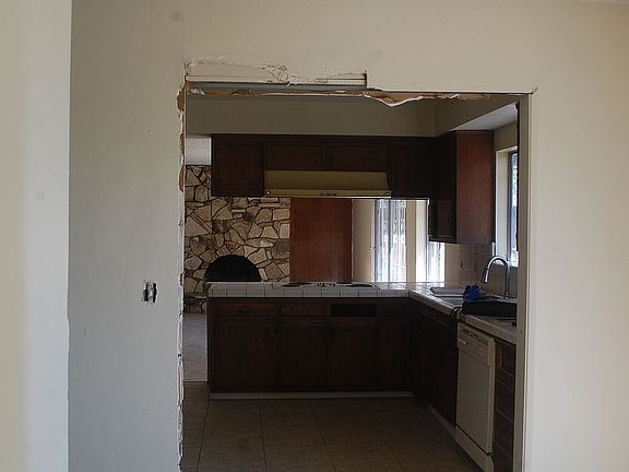 2nd image of 1950 La Fremontia St