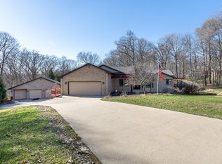 15647 Abbey Cir, Peosta, IA 52068