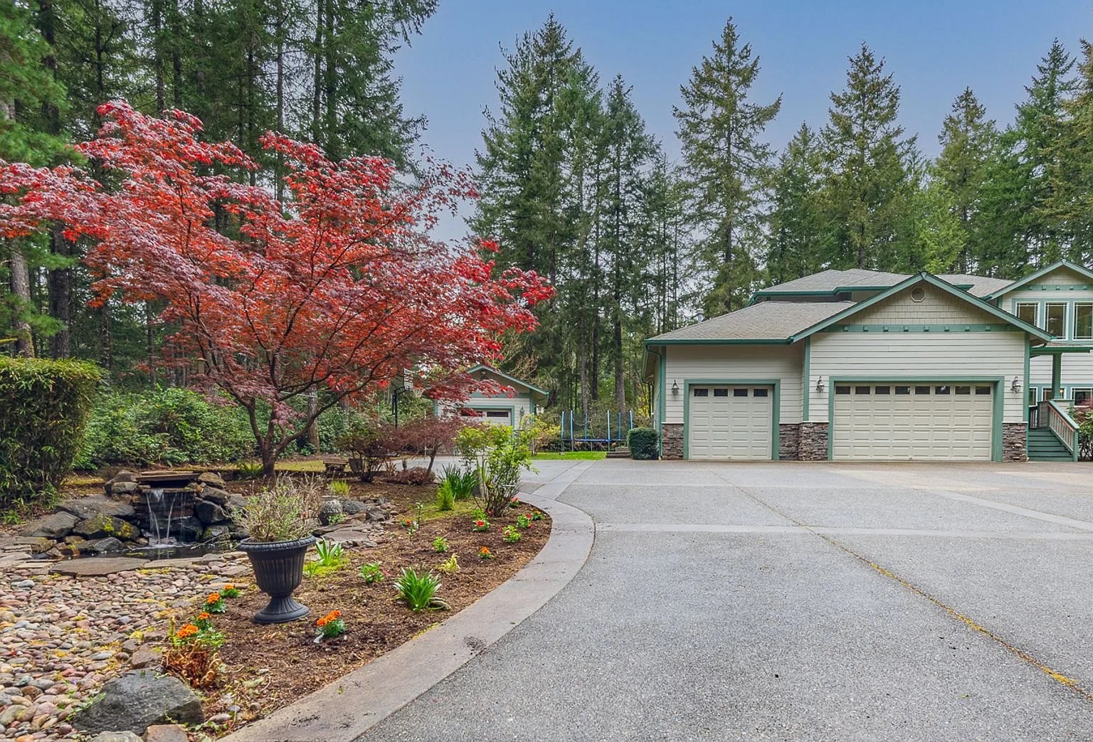 Custom Home Secluded on over 2.5 acres. — Photo 4
