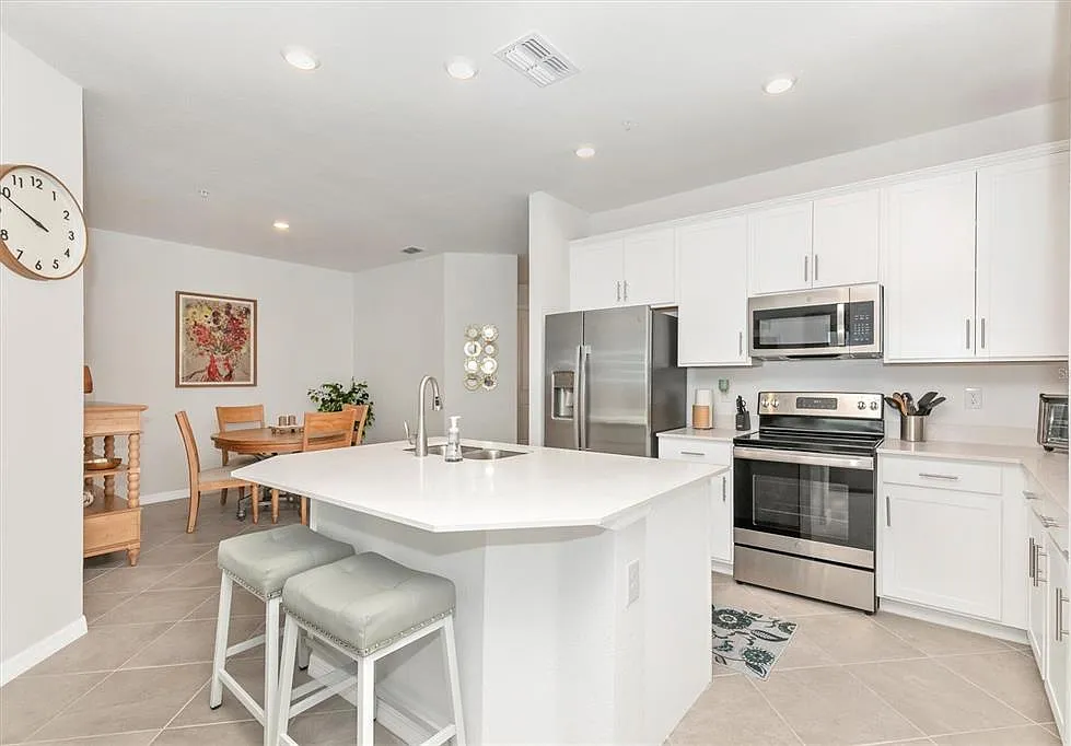 3 bed, 2.0 bath, 1301 sqft, $2,500 — Photo 4